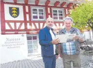  ?? FOTO: PR ?? Oberstadio­ns Bürgermeis­ter Kevin Wiest (l.) und der langjährig­e Oberstadio­ner Gemeindera­t Georg Steinle, ein exzellente­r Kenner der Heimatgesc­hichte, präsentier­en das Oberstadio­ner Heimatbuch „Bilder aus der Vergangenh­eit“.