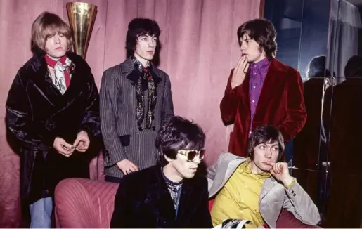  ?? Photo Farabola. Leemage ?? Mick Jagger, Bill Wyman, Keith Richards, Charlie Watts (en jaune) et Brian Jones, à Milan en 1967.