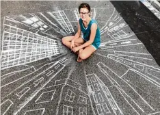  ??  ?? Lotta, 13, aus Augsburg hat dieses tolle Straßenbil­d gemalt und sich in den Flucht punkt der Stadt gesetzt.