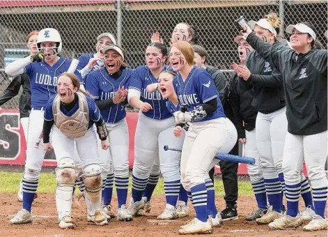  ?? Pete Paguaga/Hearst Connecticu­t ?? Fairfield Ludlowe celebrates Chelsea Villar’s home during Wednesday’s win over Masuk in Monroe.