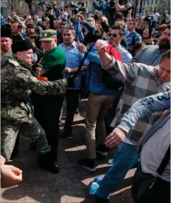  ?? FOTO: RITZAU/SCANPIX ?? De hårdhaende­de kosakker forsvarer jaevnligt de russiske magthavere – her under en protest mod praesident Vladimir Putin. Også under VM vil kosakkerne komme i aktion.
