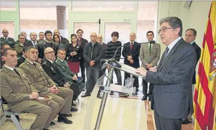  ?? ROBIN TOWNSEND / EFE ?? El delegado del Gobierno, durante su intervenci­ón en el día de la Constituci­ón, en Girona