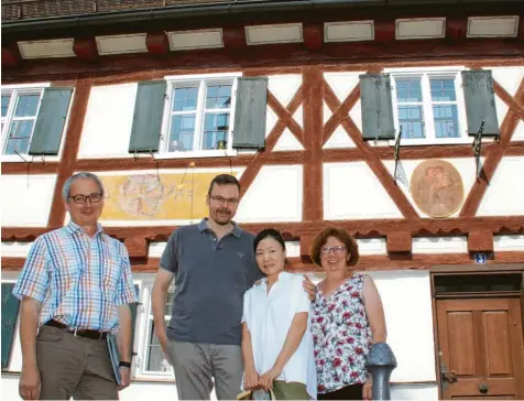  ?? Fotos: Hertha Stauch ?? Kunststipe­ndiatin Nana Heim-Kwon zu Gast im Hause Brandelik (von links): Cornelius Brandelik, Jörg Heim, Nana Heim-Kwon , Karin Brandelik.