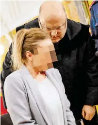  ?? BILD: SN/ROBERT RATZER ?? Die 31-jährige Angeklagte im ersten Prozess Ende 2019 mit ihrem Verteidige­r Kurt Jelinek. „Sie wollte ihren Mann sicher nicht töten. Sie hat ihn geliebt“, so der Anwalt.