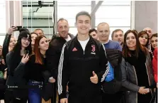  ?? GETTY ?? Ieri Dybala è stato salutato da 200 tifosi bianconeri accorsi allo Store all’esterno dell’Allianz Stadium: dai bambini fino ai grandi sono tutti pazzi per Dybala