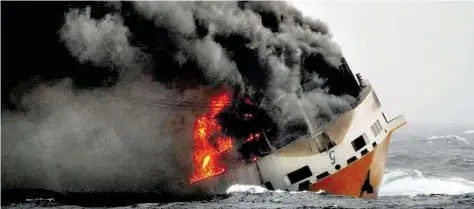  ?? AP-BILD: BERNARDIN/MARINE NATIONALE/AP ?? Ein Bild vom Montag: Die „Grande America“steht in Flammen. Kurz danach sank das Schiff.