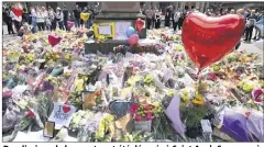  ?? (Photo MaxPPP/EPA) ?? Des dizaines de bouquets ont été déposés à Saint Ann’s Square, près de la Manchester Arena où s’est déroulé le massacre.