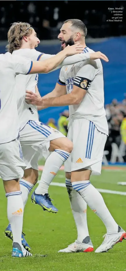  ?? ?? Kroos, Modric y Benzema celebran un gol con el Real Madrid.