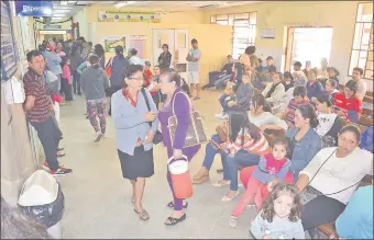  ??  ?? El hospital regional de Coronel Oviedo siempre está abarrotado de pacientes. El local sanitario es el que ofrece más servicios, pero también sufre la falta de medicament­os.