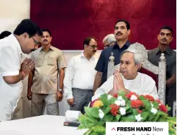  ?? ARABINDA MAHAPATRA ?? FRESH HAND New minister Sashi Behera meets CM Patnaik at the swearing-in