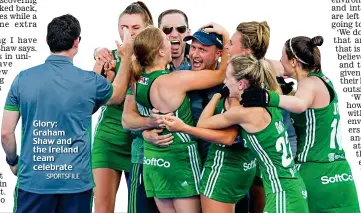  ?? SPORTSFILE ?? Glory: Graham Shaw and the Ireland team celebrate