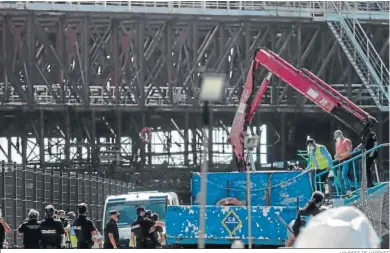  ?? LOURDES DE VICENTE ?? Los detenidos bajan de la embarcació­n de la Agencia Tributaria escoltados por la Policía.