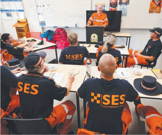  ?? Picture: GLENN HAMPSON ?? Controller Jayd Woolard briefs Gold Coast SES volunteers ahead of a practice search.