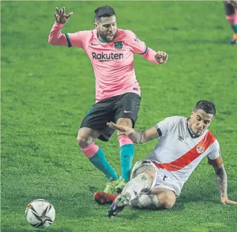  ?? FOTO: AP ?? Jordi Alba pugna con Óscar Trejo El de L’hospitalet fue un revulsivo decisivo para remontar