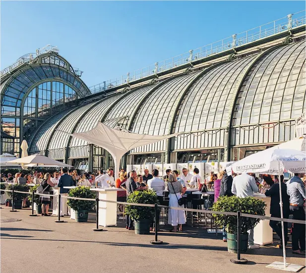  ?? ?? Angeregte Gespräche der 400 Gäste beim Sommer-Cocktail des STANDARD im und um das Palmenhaus im Wiener Burggarten.