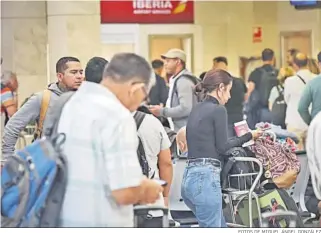  ?? FOTOS DE MIGUEL ÁNGEL GONZÁLEZ ?? Pasajeros del vuelo cancelado, ayer en el aeropuerto.
