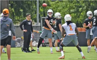  ?? STAFF PHOTO BY DAVID COBB ?? Tennessee graduate transfer quarterbac­k Keller Chryst passes to Marquez Callaway during the Volunteers’ first preseason practice Friday at Haslam Field.