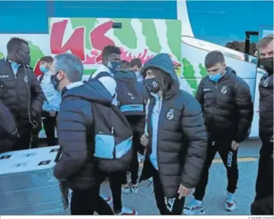  ?? E,RASMO FENOY ?? Jugadores, técnicos y auxiliares de la Balona, a su llegada el domingo al Nuevo Mirador.