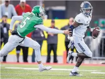  ?? ROBERTO E. ROSALES/JOURNAL ?? Utah State defensive back DJ Williams returns an intercepti­on while being chased by North Texas quarterbac­k Jason Bean.