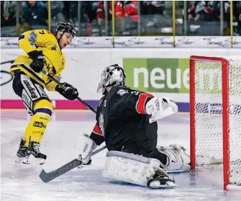  ?? FOTO: IMAGO ?? Torjäger aus der NHL: Jordan Caron (links, Krefeld ) bezwingt Niklas Treutle (Nürnberg).