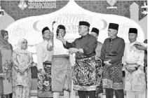  ??  ?? Awang Tengah (front third right) helps Abang Johari to symbolical­ly launch the event. From left are Fatimah, Juma’ani, Sanib, Asfia, and Naroden.