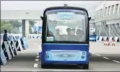  ?? ZHU XINGXIN / CHINA DAILY ?? A self-driving bus undergoes a trial run during the Digital China Exhibition in Fuzhou, Fujian province, on Sunday.
