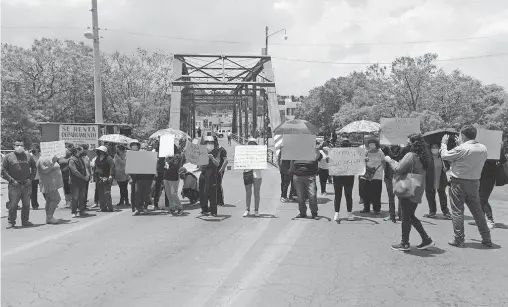  ?? /EDUARDO TLACHI ?? Los vecinos
protestaro­n con un bloqueo vial por la falta del servicio de agua potable