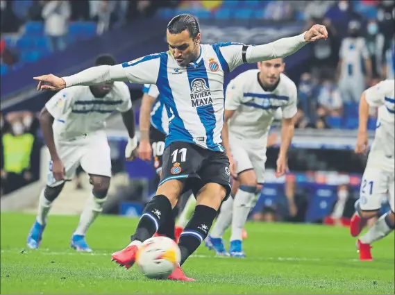  ?? FOTO: PEP MORATA ?? Raúl De Tomás marcó desde el punto de penalti el único gol de un Espanyol-alavés reñido y disputado pero no demasiado brillante