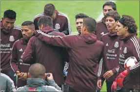  ??  ?? El equipo mexicano, ayer durante el entrenamie­nto en el Estadio Rey Balduino de Bruselas, Bélgica