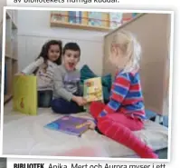  ??  ?? Anika, Mert och Aurora myser i ett av biblioteke­ts kuddhörnor. Här finns många platser att sätta sig och bläddra i en bok.