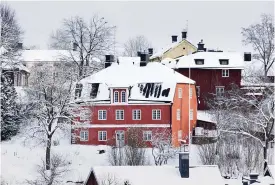  ??  ?? Det massiva stenhuset som Gotthard Flensborg lät bygga står kvar, orubbat i sin numera korallröda dräkt och står under Museiverke­ts beskydd.