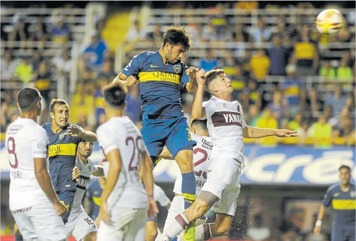  ?? JUAN MANUEL FOGLIA ?? El 1-0 duró cuatro minutos. Emmanuel Mas ganó de arriba tras el córner de Zárate, pero Lanús igualó rápido y puso a prueba a un Boca que supo asimilar el golpe.