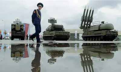  ?? (Reuters/ Shemetov) ?? In campo Un soldato russo ieri davanti a una batteria missilisti­ca Buk1M al forum militare di Kubinka, fuori Mosca