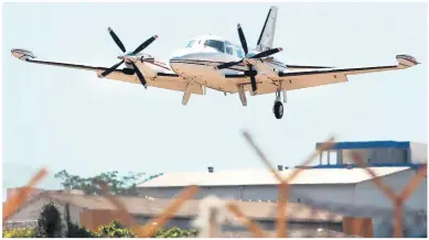  ??  ?? Tras cuatro intentos fallidos por tocar la pista de la terminal aérea, el piloto Jorge Alberto Portillo logró la hazaña. Los tres pasajeros resultaron ilesos.