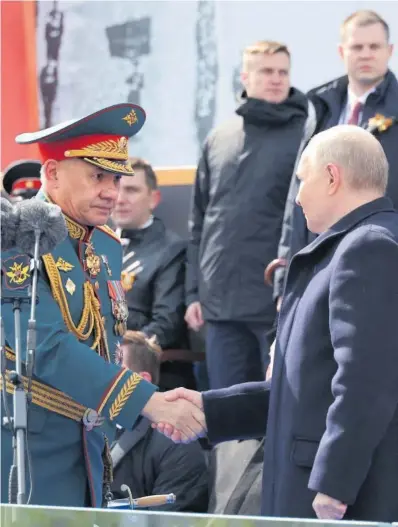  ?? M. K. (REUTERS) ?? Serguéi Shoigú y Vladímir Putin, en el desfile del Día de la Victoria en Moscú, el jueves.