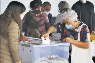  ??  ?? Plazo. La derogación de la actual Constituci­ón fue decidida en un plebiscito en octubre pasado.