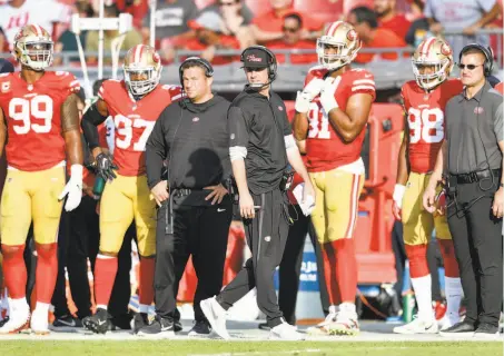  ?? Icon Sportswire / Icon Sportswire via Getty Images ?? Kyle Shanahan (center) will pit his offensive schemes against the Bears and Vic Fangio, one of the NFL’s top defensive minds.