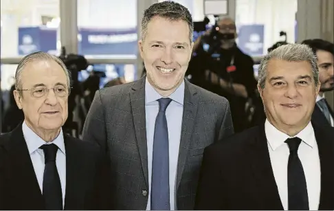  ?? FOTO: EfE ?? Florentino Pérez y Joan Laporta, con Bernd Reichart, el CEO de la Superliga, el único proyecto que hoy une a dos clubs muy distanciad­os