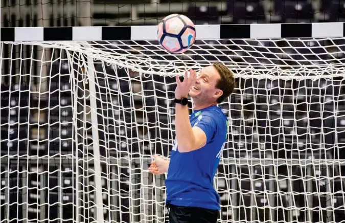  ?? JON OLAV NESVOLD, BILDBYRÅN ?? Christian Berge var i det lekne humøret på Norges trening i Herning i går. I kveld VM-åpner Norge mot Tunisia. Norge og Berge drømmer om VM-gull etter finaletap for Frankrike for to år siden.