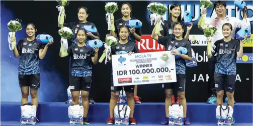  ?? PBSI ?? SUDAH KADUNG PERSIAPAN: Skuad Garuda berfoto bersama setelah menjuarai simulasi Piala Uber di Pelatnas Cipayung kemarin.