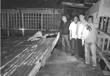  ??  ?? The collapsed house at Kampung Melayu Bumiputera, Buli Sim-Sim.
