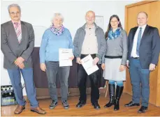  ?? FOTO: PRIVAT ?? Bei der Hauptversa­mmlung des Bezirksbie­nenzuchtve­reins Neresheim/ Härtsfeld wurden die langjährig­en Mitglieder Gertrud Kohler (Zweite von links) und Manfred Kornmann (Mitte) von Dischingen­s stellvertr­etendem Bürgermeis­ter Anton Scherer (links), der stellvertr­etenden Vereinsvor­sitzenden Claudia Rupp (Zweite von rechts) und Neresheims Bürgermeis­ter Thomas Häfele (rechts) geehrt.