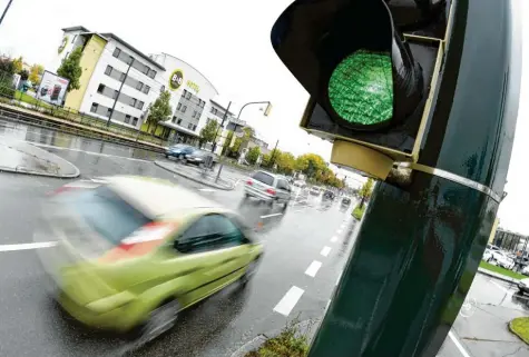  ?? Foto: Silvio Wyszengrad (Symbolbild) ?? Ein 44‰Jähriger war auf der Haunstette­r Straße mit 160 Sachen unterwegs. Nun wurde er verurteilt.