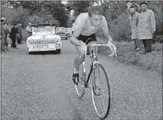  ??  ?? LOCOMOTORA. Jacques Anquetil, en la crono de 1961.