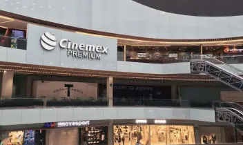  ??  ?? Los cines estarán abiertos, salvo los que estén dañados o no tengan el visto bueno de Protección Civil, informó Cinemex.