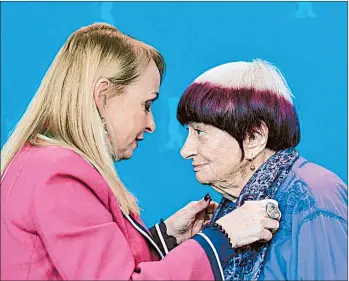  ??  ?? abajo, la cineasta francesa Agnès Varda, quien presentó su documental Varda by Agnes y recibió un premio a su trayectori­a, acompañada de su hija, Rosalie VardaDemy. Fotos Afp