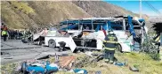  ?? AFP ?? Así quedó el bus accidentad­o cerca a Quito.