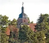  ??  ?? Die barocke Dorfkirche steht in der Ortsmitte von Mehrstedt. Die kleine Saalkirche wurde aus einheimisc­hem Naturstein errichtet.