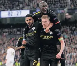  ??  ?? Alegría de los jugadores del City tras marcar en el Bernabéu.