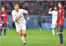  ?? FOTO: NOGI/AFP ?? Während Reals Cristiano Ronaldo seinen Treffer zum 4:2-Endstand feiert, sind die Spieler der Kashima Antlers konsternie­rt.